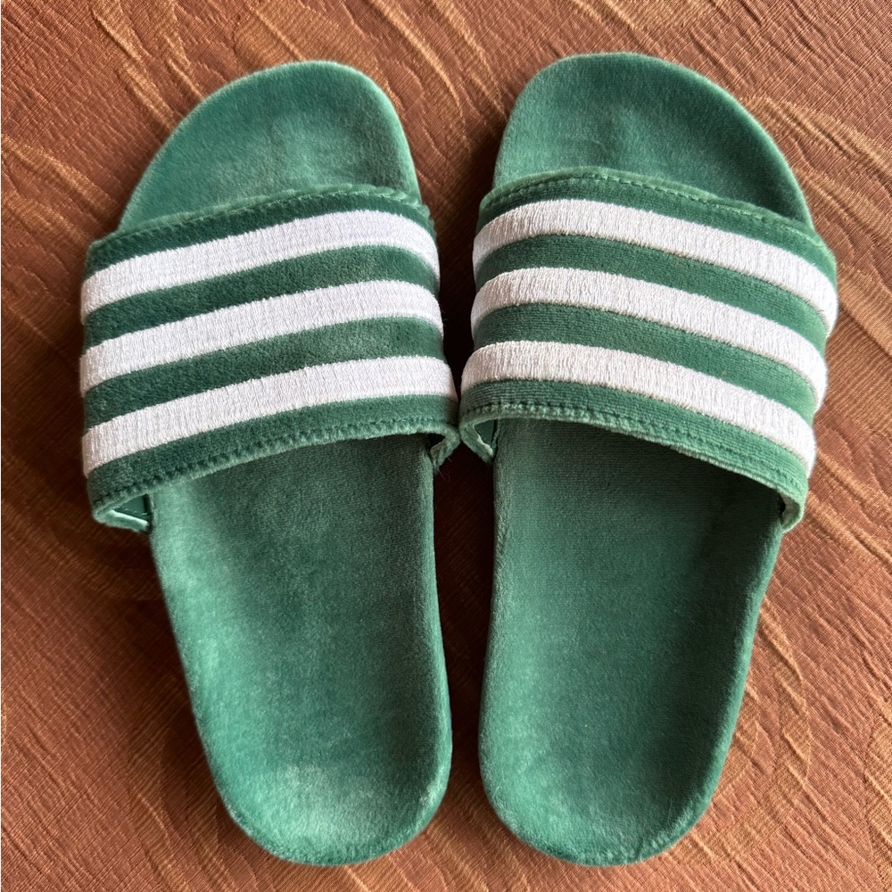 SOLD on EBAY 🌺Adidas green velvet adilette slides women’s 6.5 Boys 5